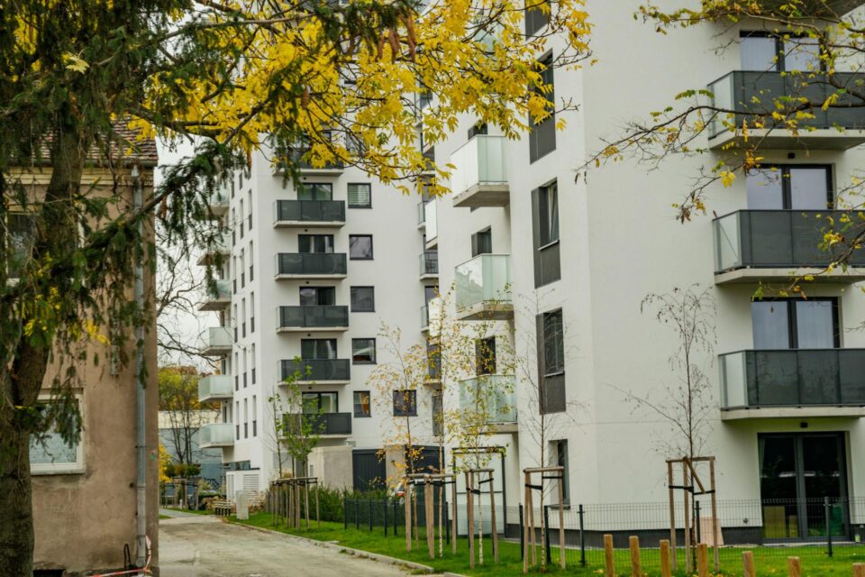 Księga wieczysta bloku mieszkalnego – jakie informacje zawiera?